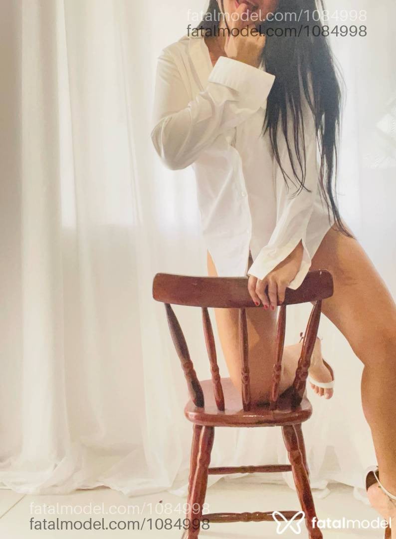 Acompanhante mulher morena (o) de olhos pretos - Fernanda Mello