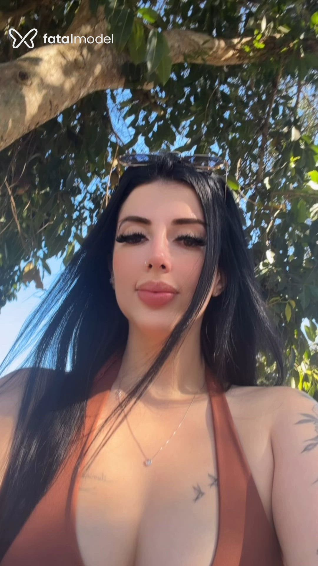 Acompanhante mulher com cabelo castanho de olhos mel - Eduarda Dellamari