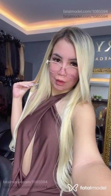 Acompanhante mulher loira (o) de olhos castanhos em Joinville - Lorena Neves