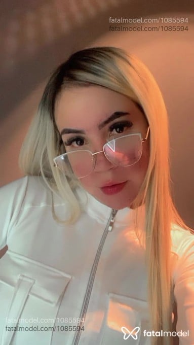 Acompanhante mulher loira (o) de olhos castanhos em Joinville - Lorena Neves