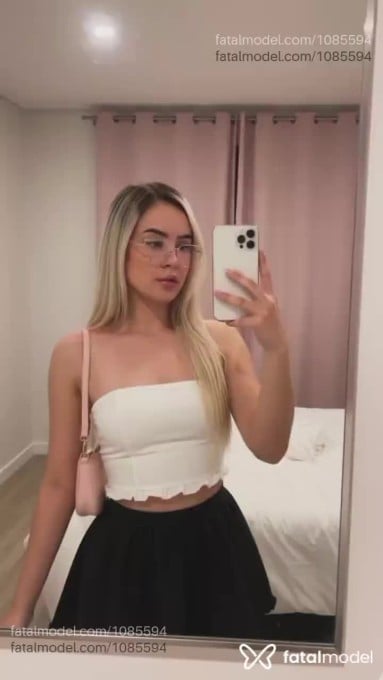 Acompanhante mulher loira (o) de olhos castanhos em Joinville - Lorena Neves