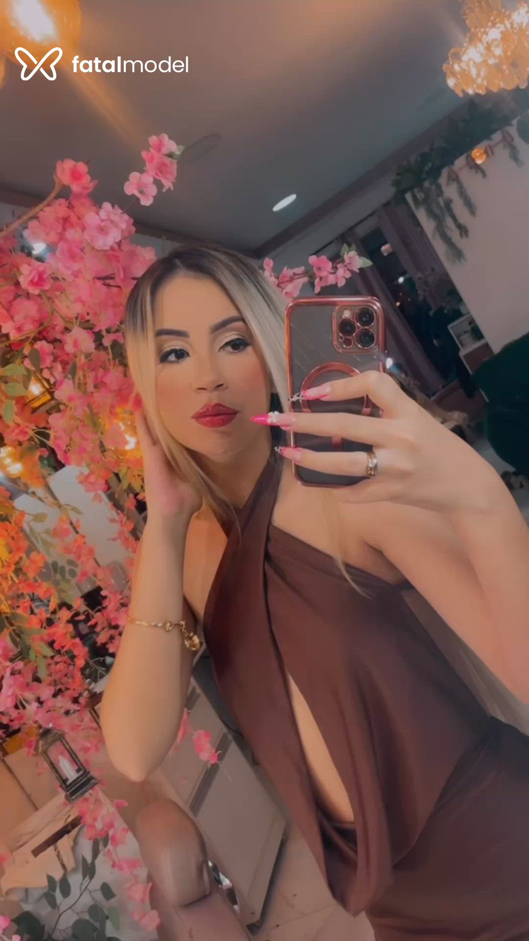 Acompanhante mulher loira (o) de olhos castanhos - Lorena Neves