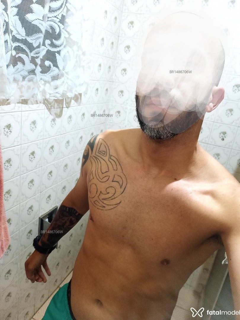 Acompanhante homem sem cabelo de olhos verdes em Maricá Acompanhante homem sem cabelo de olhos verdes em Maricá - Matheus