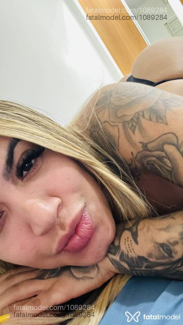 Acompanhante mulher loira (o) de olhos castanhos - Carol