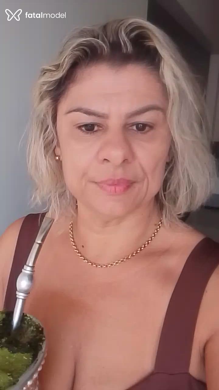 Acompanhante mulher loira (o) de olhos castanhos - Erica