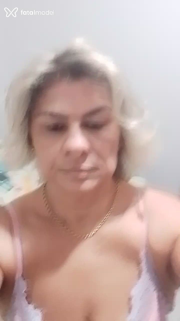 Acompanhante mulher loira (o) de olhos castanhos - Erica