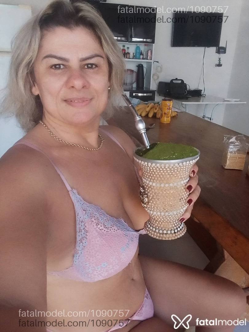 Acompanhante mulher loira (o) de olhos castanhos - Erica