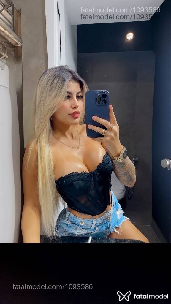 Acompanhante mulher loira (o) de olhos castanhos - Karlinha Novaes