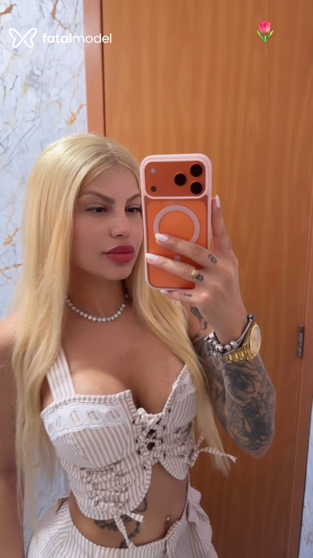 Acompanhante mulher loira (o) de olhos castanhos - Karlinha Novaes