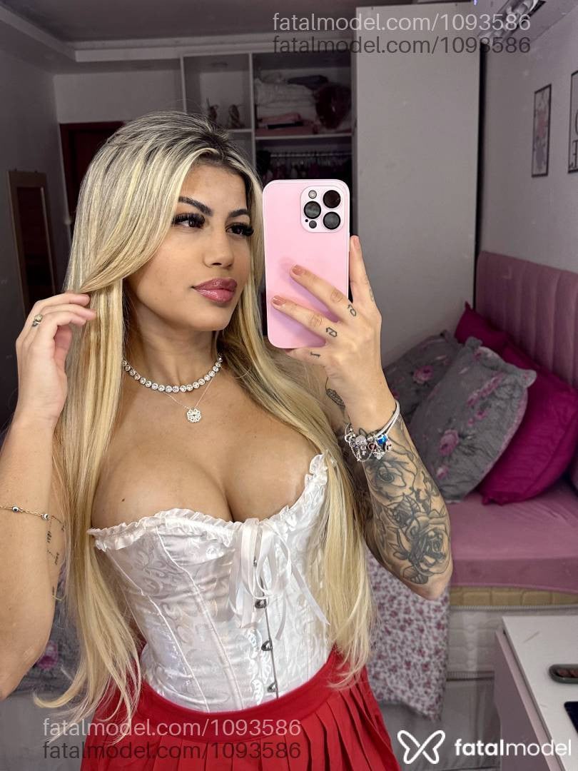 Acompanhante mulher loira (o) de olhos castanhos - Karlinha Novaes
