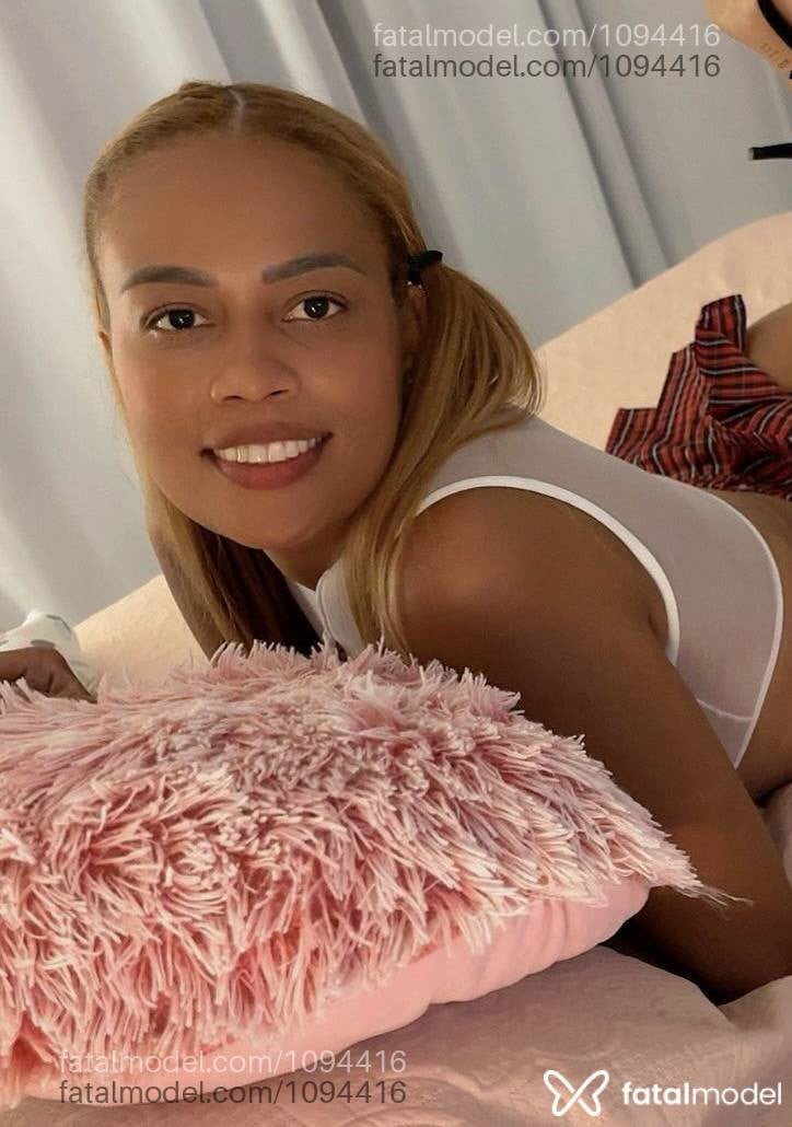 Acompanhante mulher loira (o) de olhos castanhos - Larissa