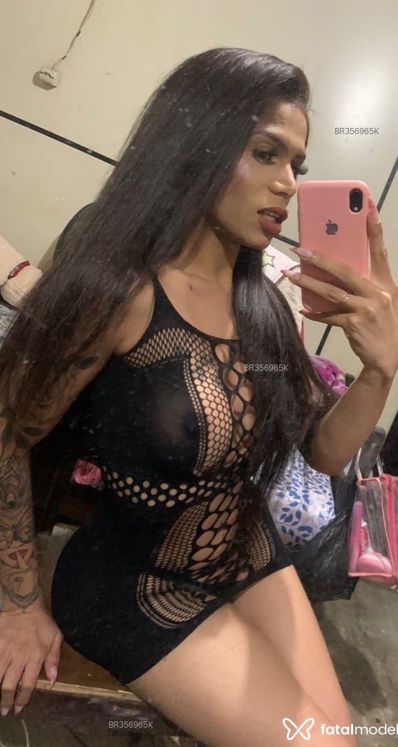 Acompanhante mulher trans com cabelo colorido de olhos castanhos em Salvador - Penelopy