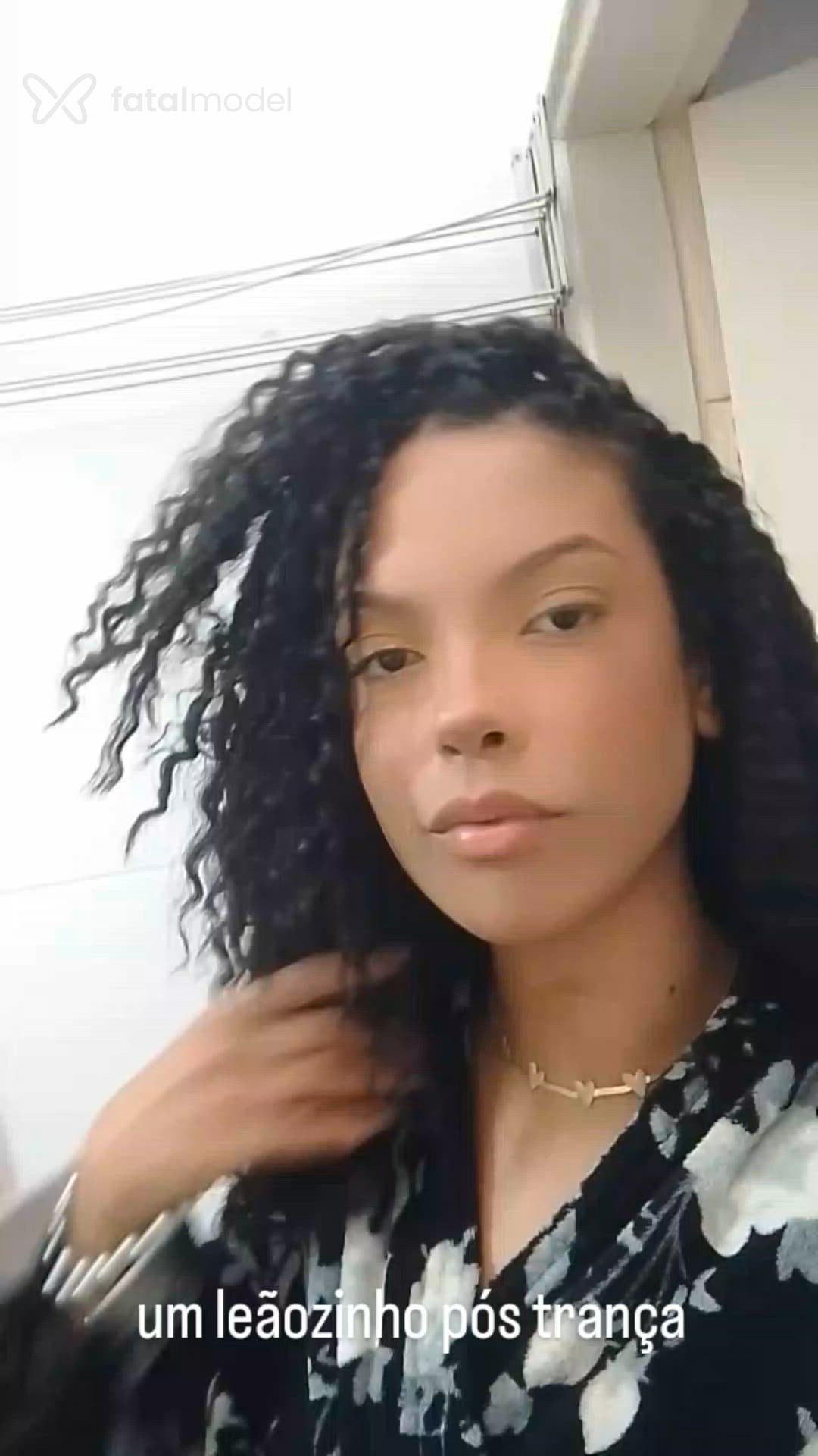 Acompanhante mulher morena (o) de olhos pretos - Valentina