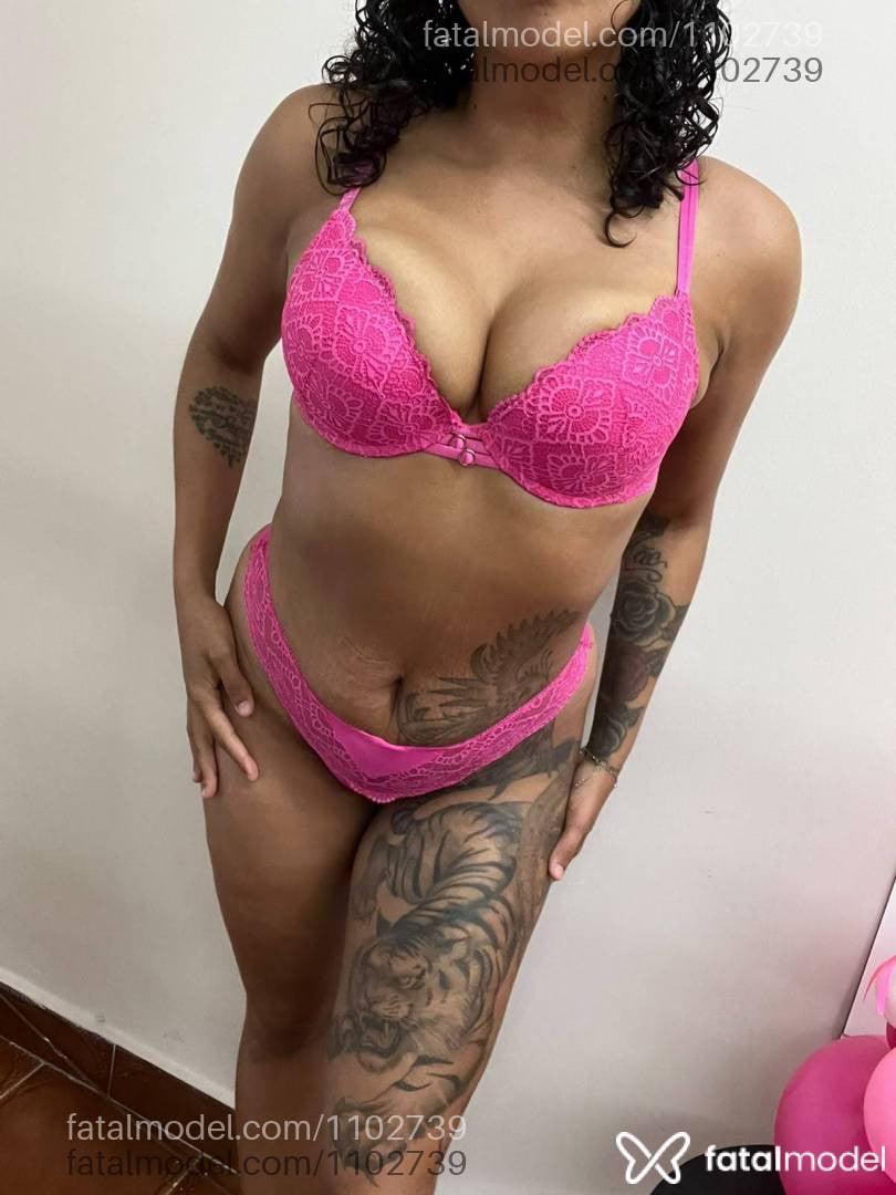 Acompanhante mulher morena (o) de olhos pretos - Valentina