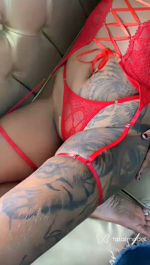 Acompanhante mulher morena (o) de olhos pretos - Valentina