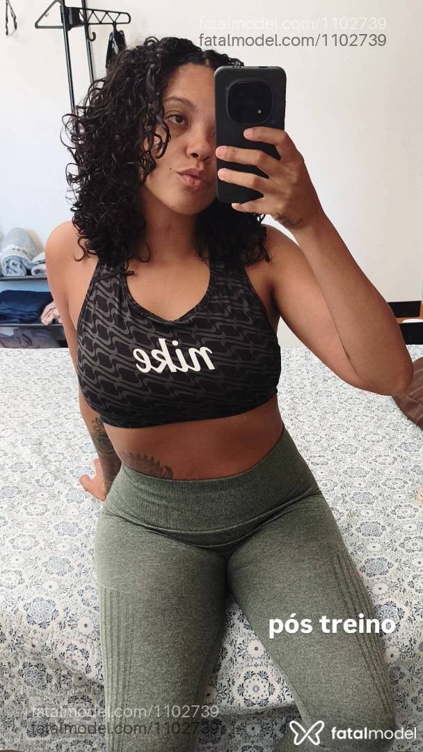 Acompanhante mulher morena (o) de olhos pretos - Valentina