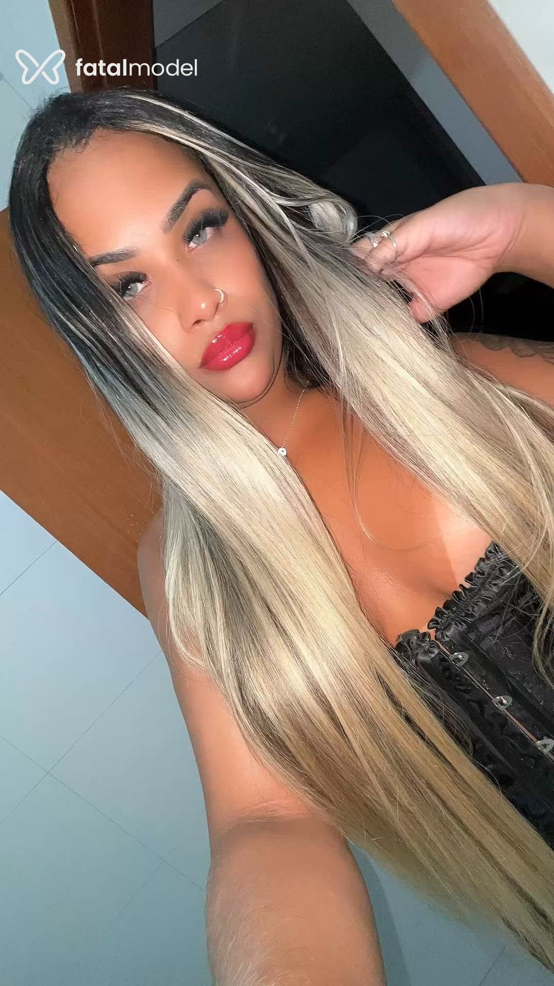 Acompanhante travesti morena (o) de olhos pretos - Júlia Teixeira