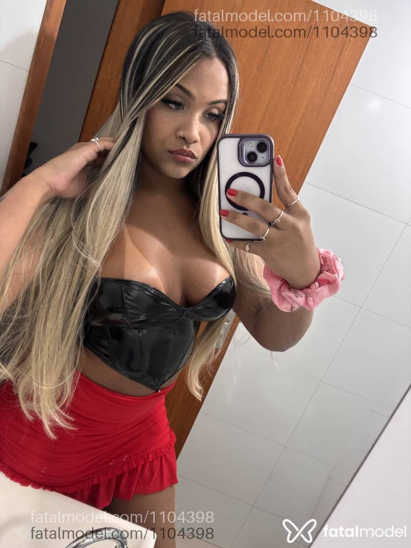 Acompanhante travesti morena (o) de olhos pretos - Júlia Teixeira