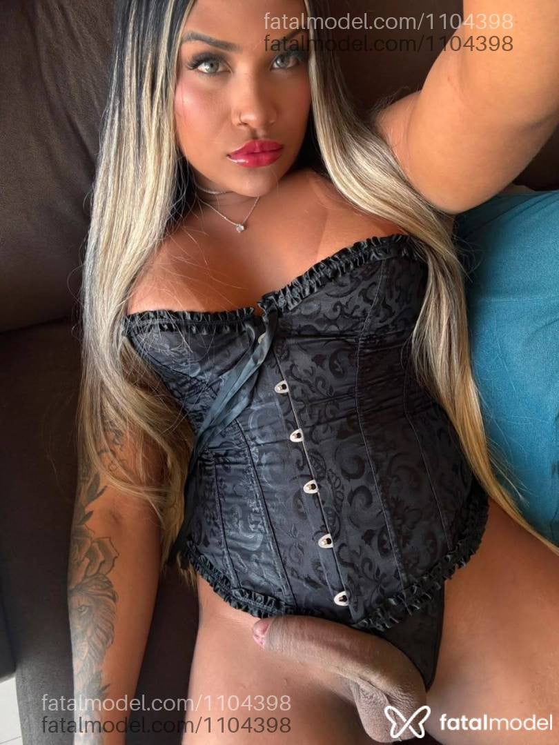 Acompanhante travesti morena (o) de olhos pretos - Júlia Teixeira