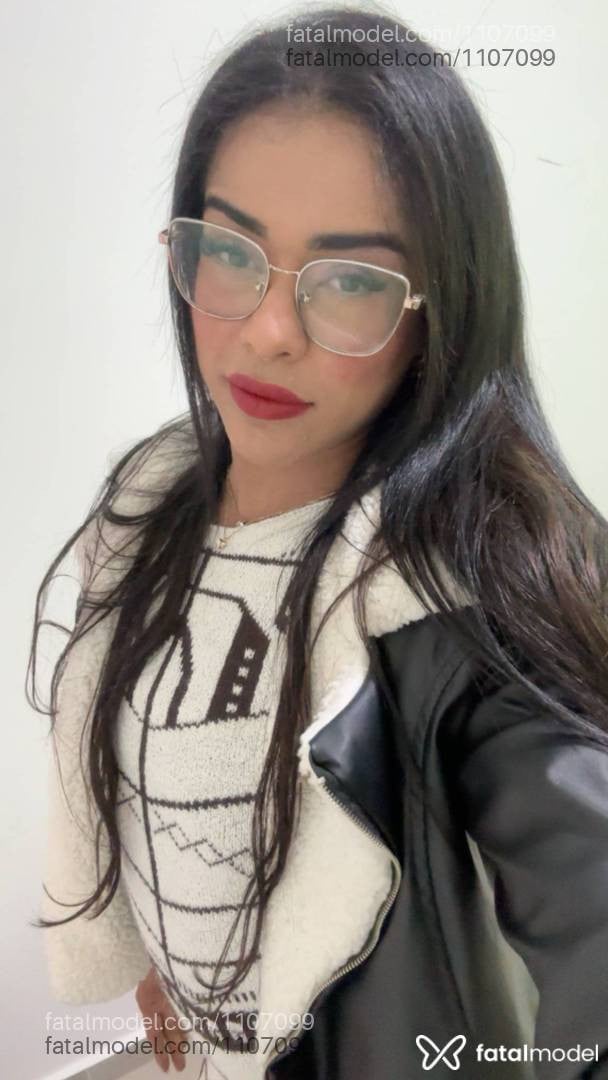 Acompanhante mulher morena (o) de olhos pretos - Júlia