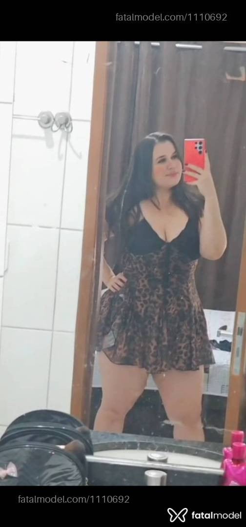 Acompanhante mulher com cabelo castanho de olhos mel - Paola Montenegro