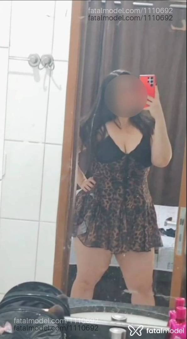 Acompanhante mulher com cabelo castanho de olhos mel - Paola Montenegro