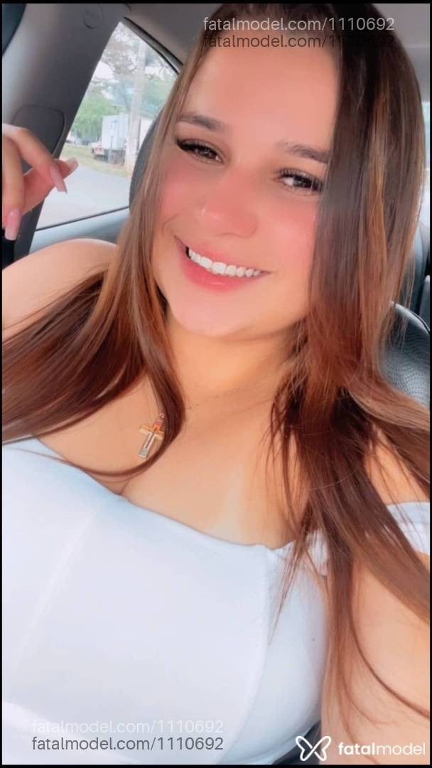 Acompanhante mulher com cabelo castanho de olhos mel - Paola Montenegro