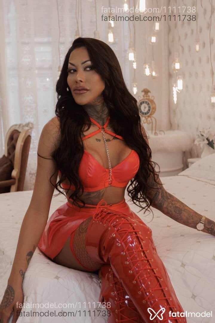 Acompanhante travesti com cabelo castanho de olhos castanhos - Maria Eduarda