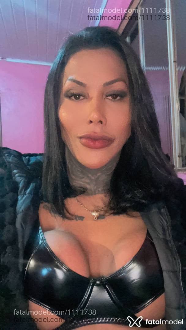 Acompanhante travesti com cabelo castanho de olhos castanhos - Maria Eduarda