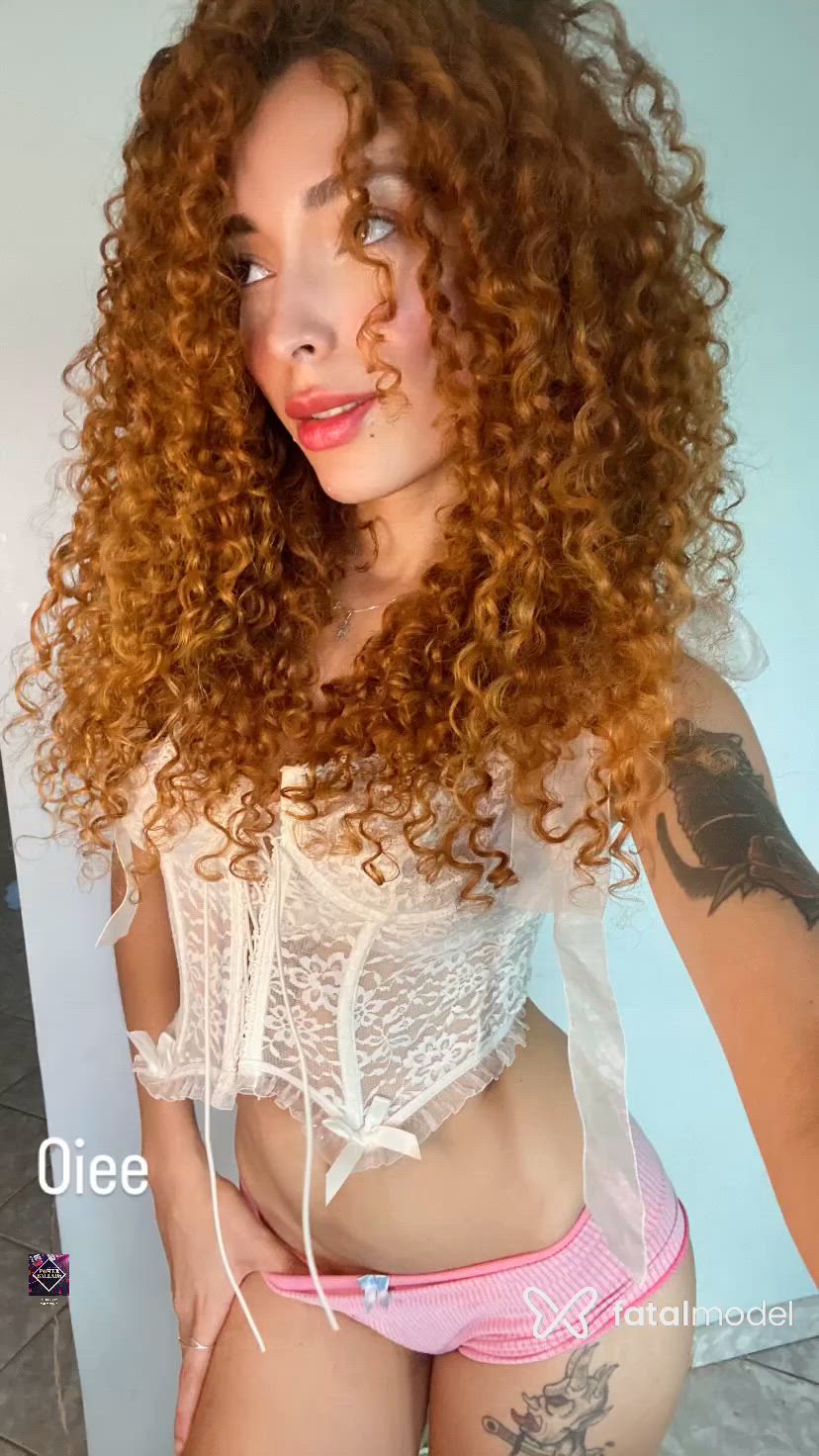 Acompanhante mulher ruiva (o) de olhos castanhos - Nami