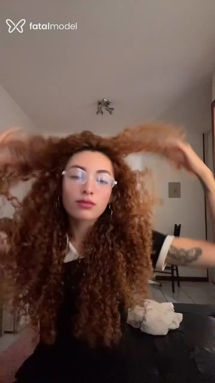 Acompanhante mulher ruiva (o) de olhos castanhos - Nami