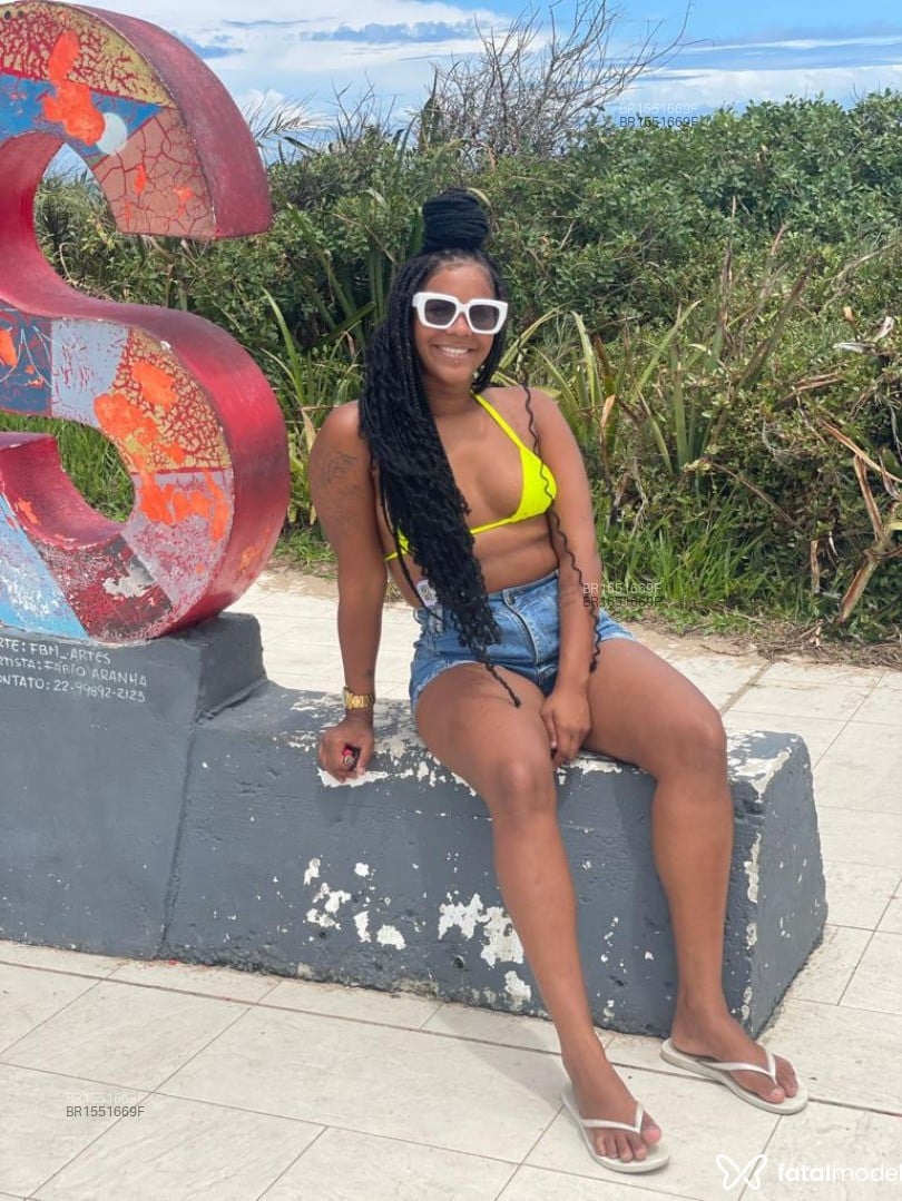 Acompanhante mulher com cabelo castanho de olhos mel em Rio das Ostras - Carol