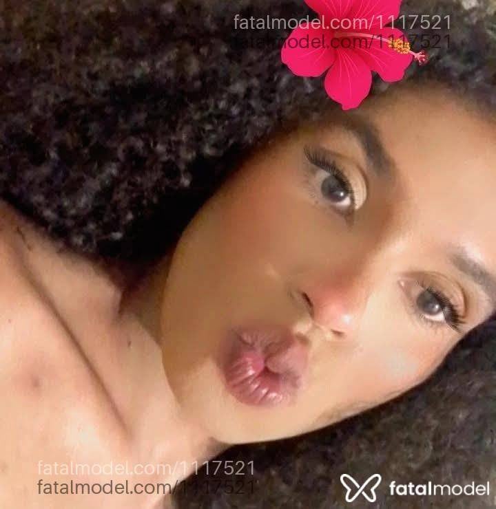 Acompanhante mulher trans morena (o) de olhos castanhos - Lua