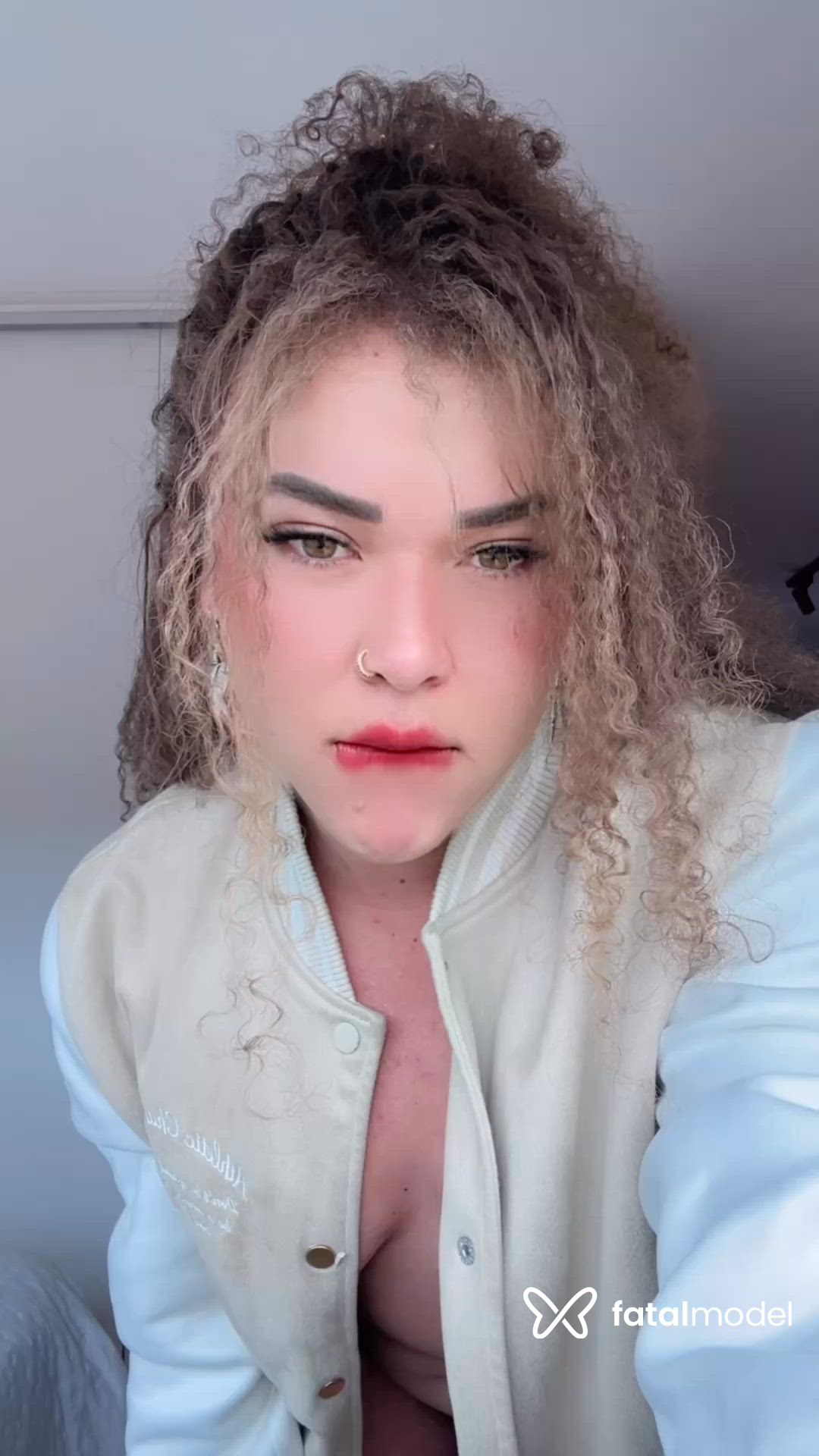 Acompanhante mulher loira (o) de olhos mel - Karla Santos
