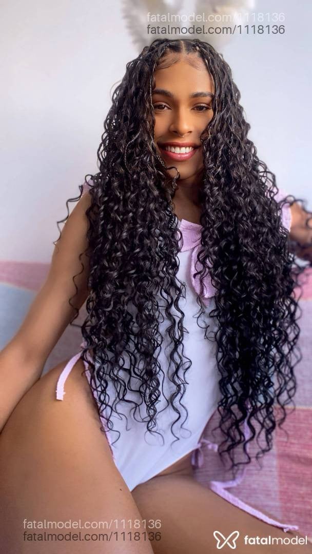 Acompanhante mulher trans morena (o) de olhos pretos - Milla