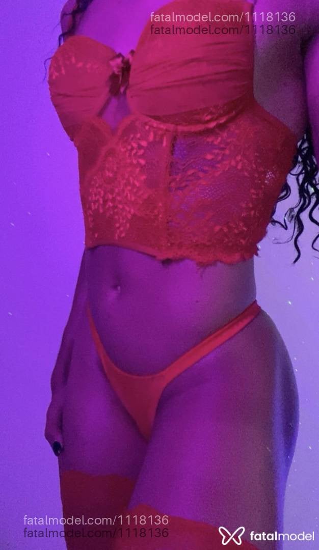 Acompanhante mulher trans morena (o) de olhos pretos - Milla