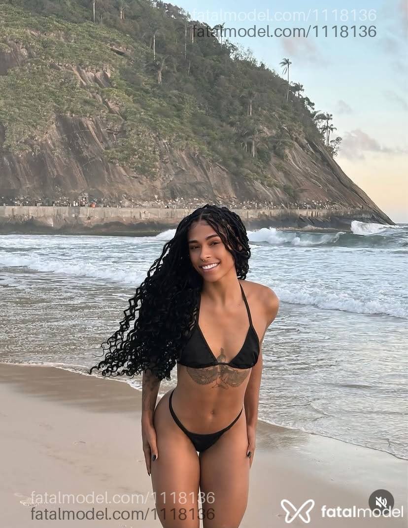 Acompanhante mulher trans morena (o) de olhos pretos - Milla