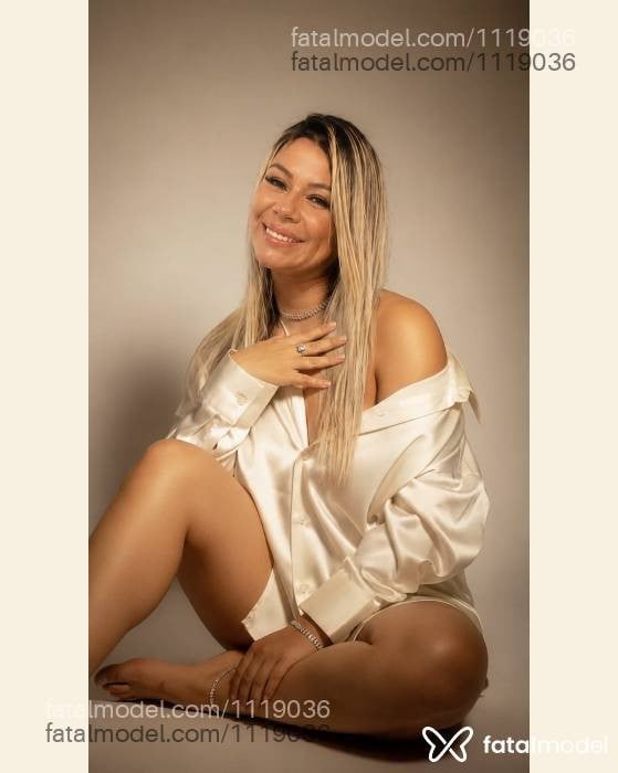 Acompanhante mulher loira (o) de olhos castanhos - Kell