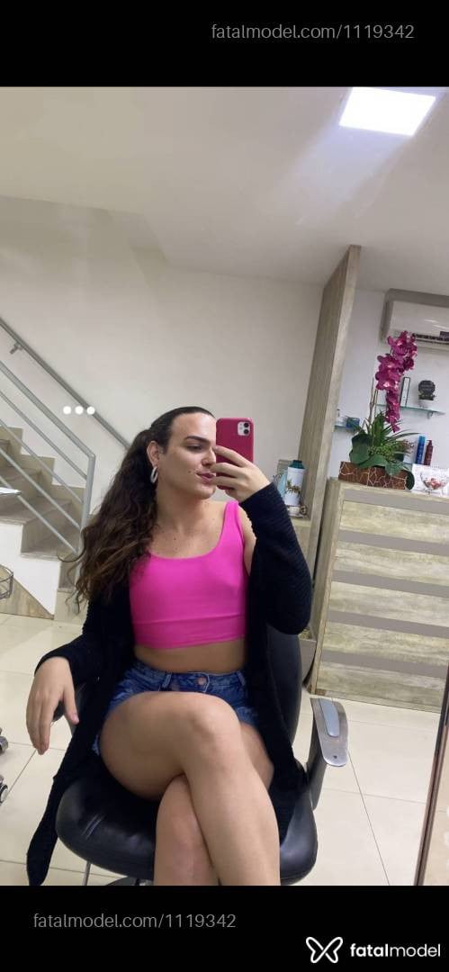 Acompanhante mulher trans com cabelo castanho de olhos castanhos em Vila Velha - Lívia Maria