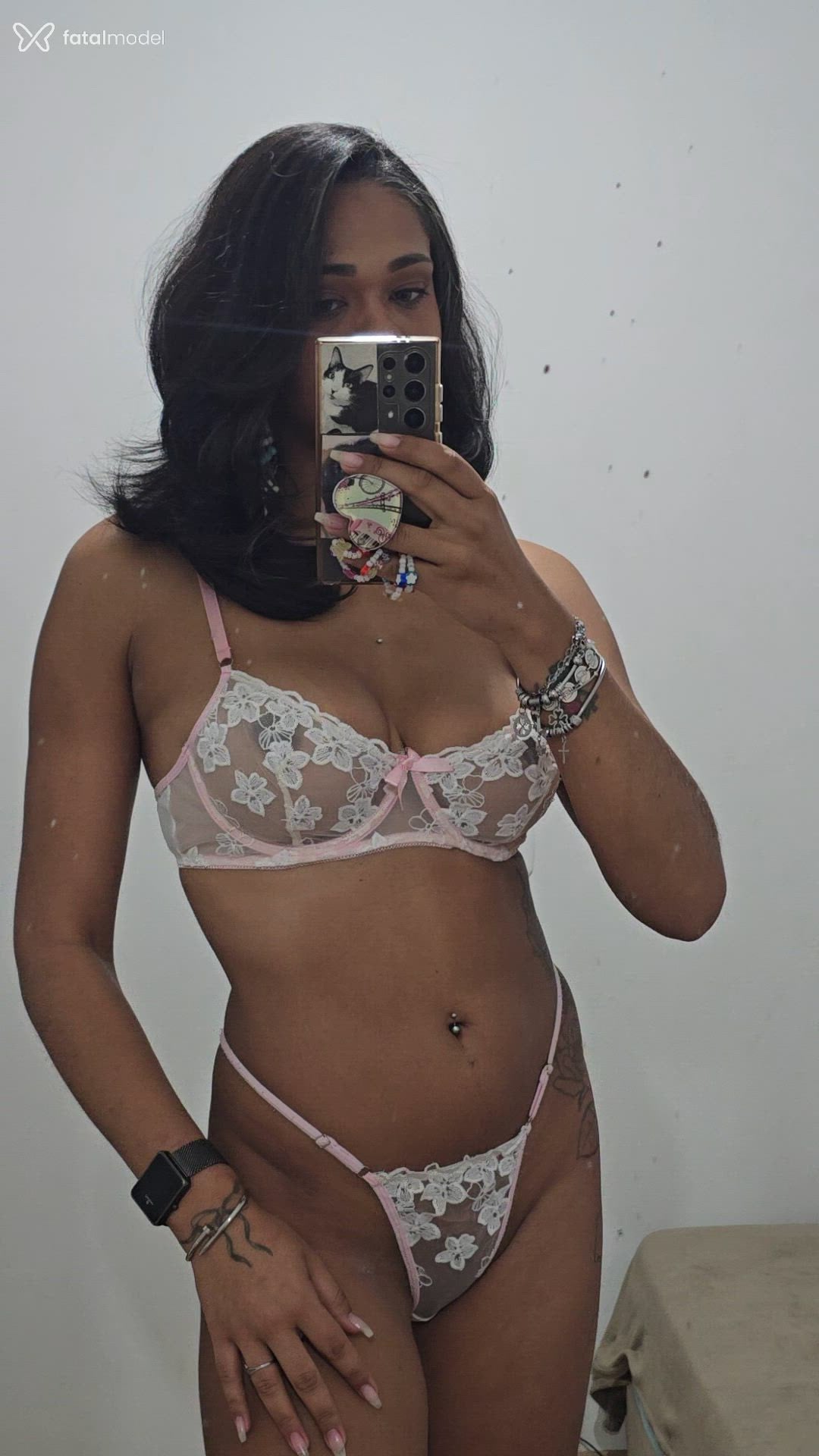 Acompanhante mulher com cabelo colorido de olhos verdes - Francine Fox