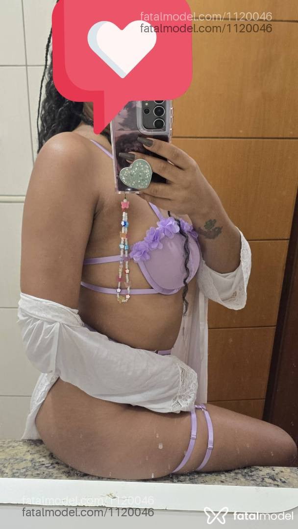Acompanhante mulher com cabelo colorido de olhos verdes - Francine Fox