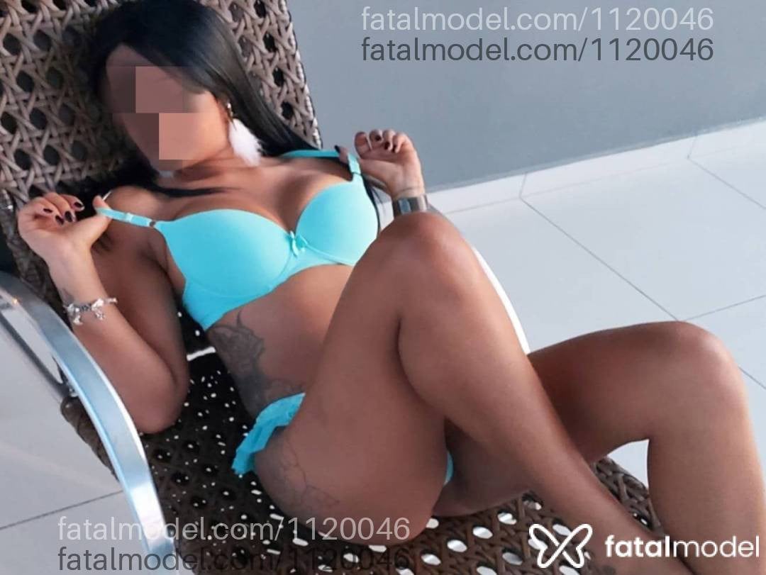 Acompanhante mulher com cabelo colorido de olhos verdes - Francine Fox