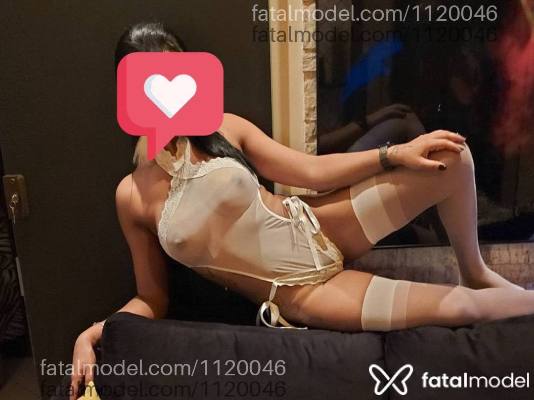 Acompanhante mulher com cabelo colorido de olhos verdes - Francine Fox