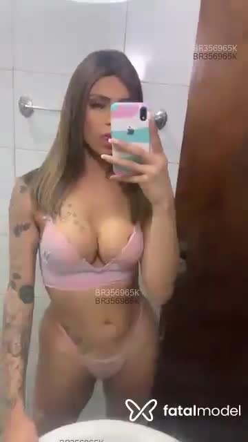 Acompanhante mulher trans com cabelo colorido de olhos castanhos em Salvador - Penelopy