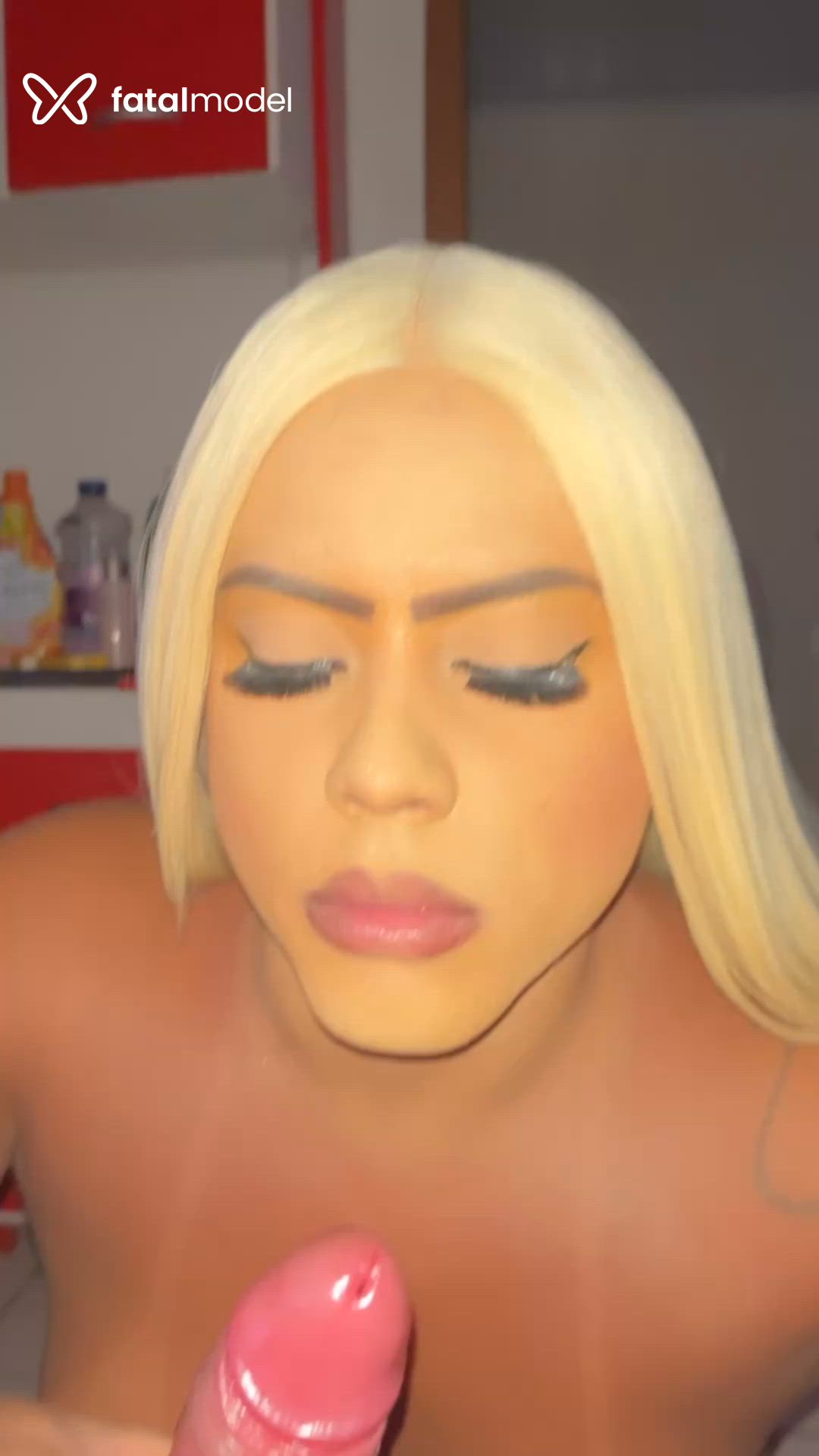 Acompanhante mulher trans loira (o) de olhos castanhos - Angela thais