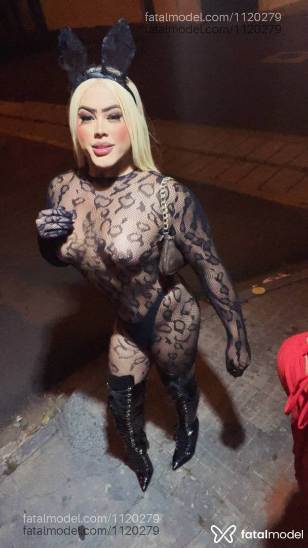 Acompanhante mulher trans loira (o) de olhos castanhos - Angela thais