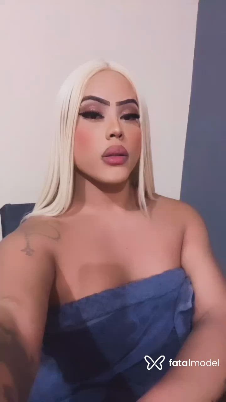 Acompanhante mulher trans loira (o) de olhos castanhos - Angela thais