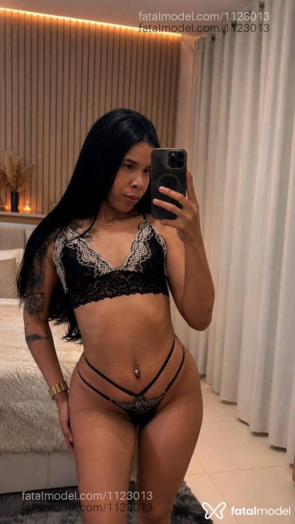 Acompanhante mulher com cabelo castanho de olhos castanhos - Larissa Cuts