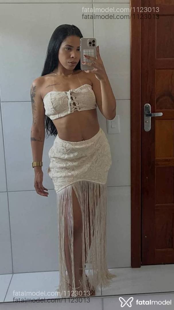Acompanhante mulher com cabelo castanho de olhos castanhos - Larissa Cuts