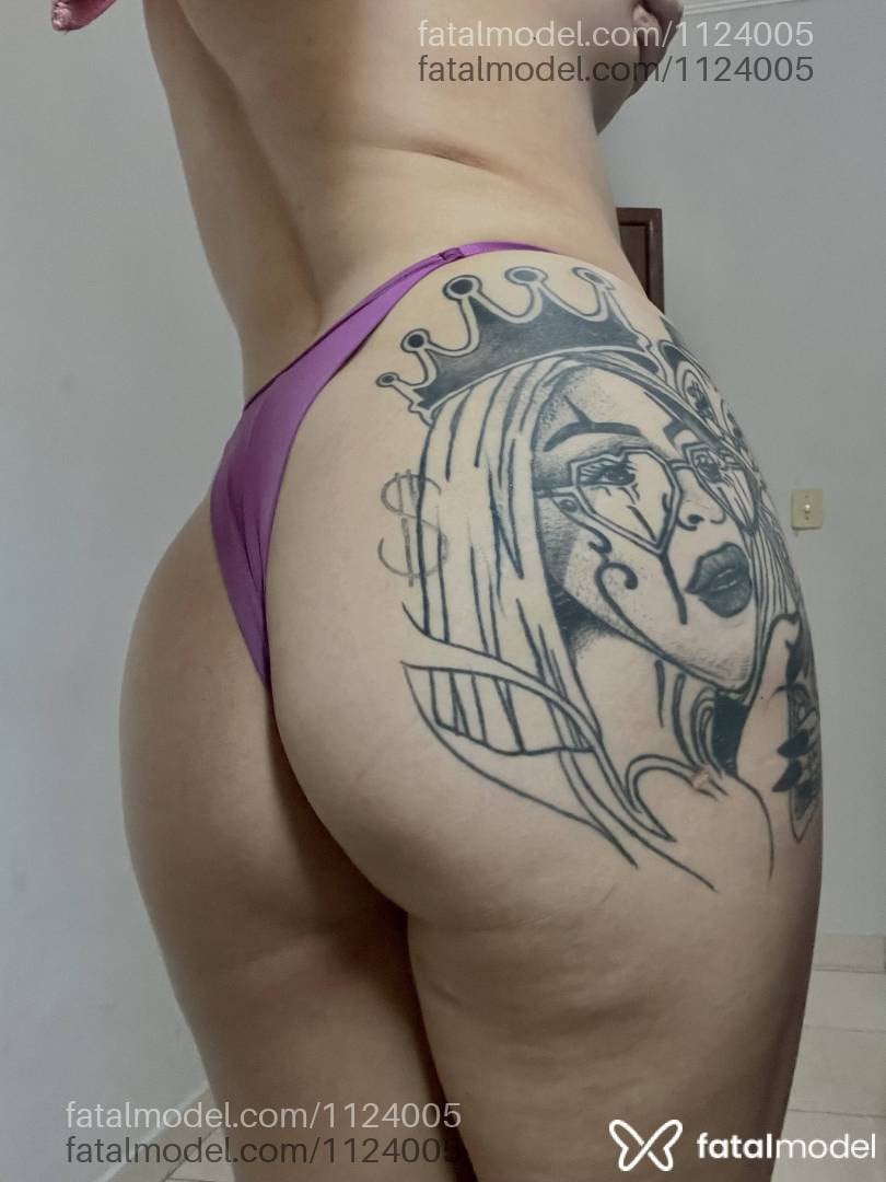 Acompanhante mulher loira (o) de olhos castanhos - Jheni